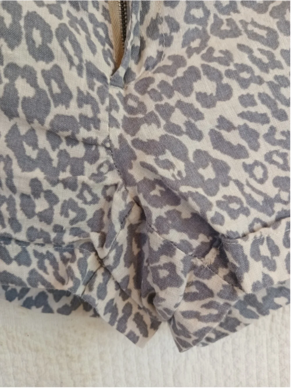 Cynthia Rowley linen shorts gray beige leopard animal print neutral Y2K low rise